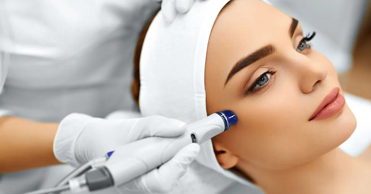 Women receiving exosome treatment from professional